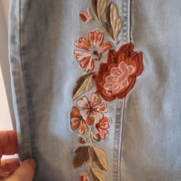 Guess Women's Blue Denim Mini Skirt Embroidered Floral Applique Button Up Size L - Picture 6 of 13